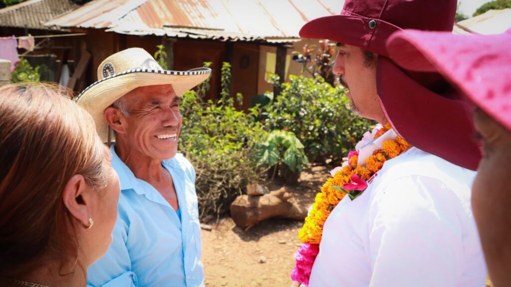 “Es nuestro deber de apoyarnos”, dice Daniel Andrade a familias de Huautla