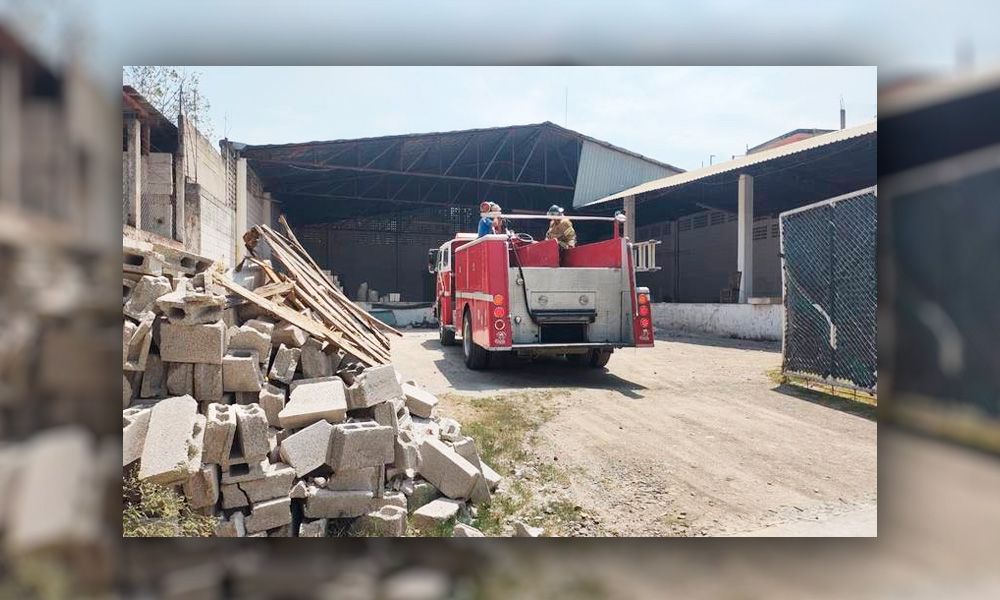 Bodega vacía se incendia en la colonia El Mirador, en Huejutla