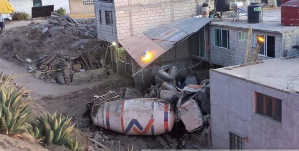Camión revolvedora vuelca y choca contra casa en Pachuca-Real del Monte
