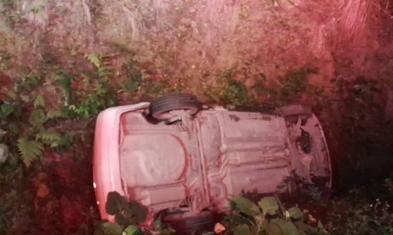 Joven de 28 Años Sobrevive a Aparatosa Volcadura en Carretera Huejutla-Pachuca