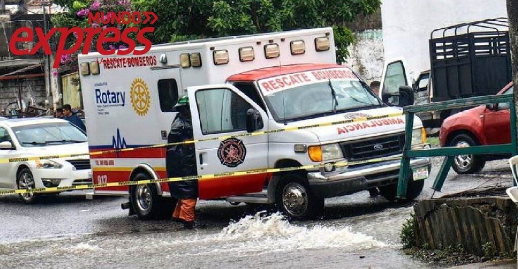 ¡Triste! Lluvias de Huejutla dejan atrapadas a mujer y su hija dentro de carro