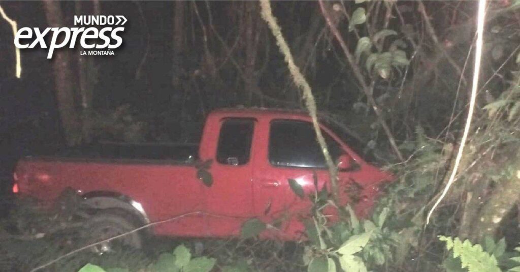 Camioneta de vuelca a la altura de Tlanchinol