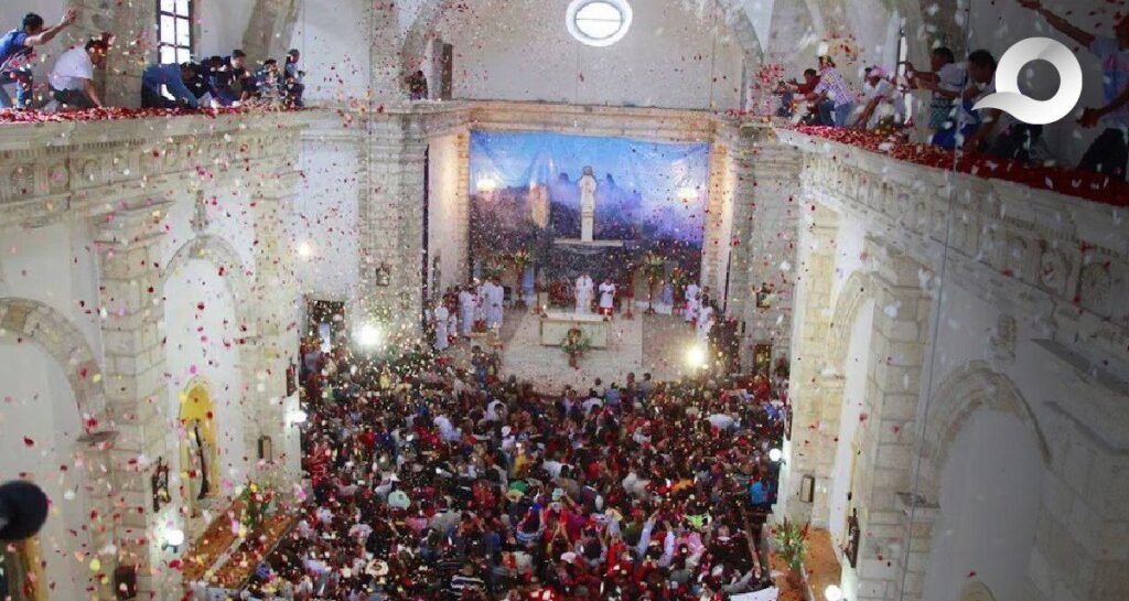 Mineral del Chico revive su centenaria tradición de la lluvia de pétalos