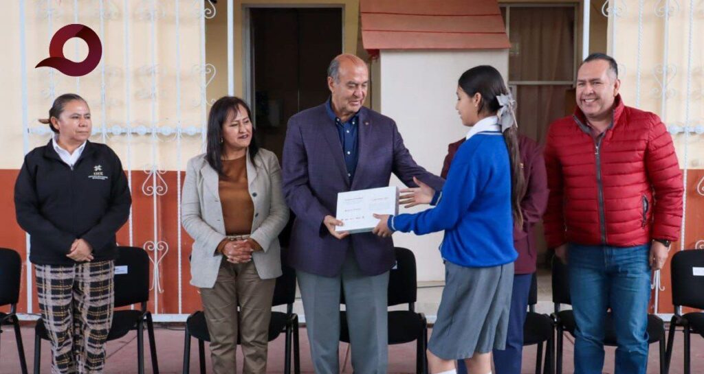 SEPH entrega 175 tabletas a estudiantes de telesecundaria en San Agustín Tlaxiaca